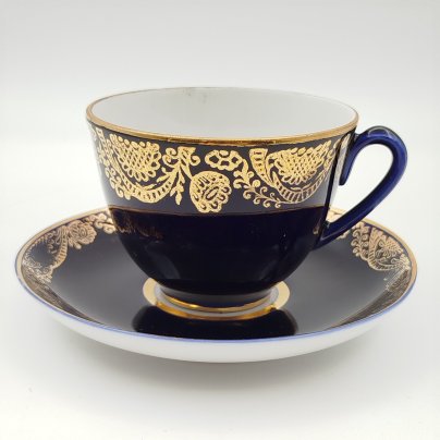 Чайная пара "Золотой фриз" кобальтого оттенка, украшенная растительным декором, фарфор, крытье кобальтом, золочение, Ленинградский фарфоровый завод (ЛФЗ), СССР, 1970-1986 гг.