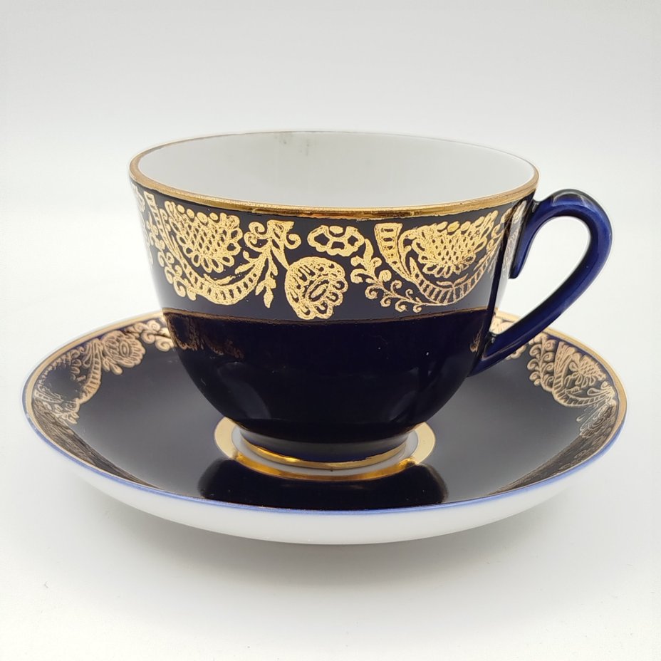 Чайная пара "Золотой фриз" кобальтого оттенка, украшенная растительным декором, фарфор, крытье кобальтом, золочение, Ленинградский фарфоровый завод (ЛФЗ), СССР, 1970-1986 гг.