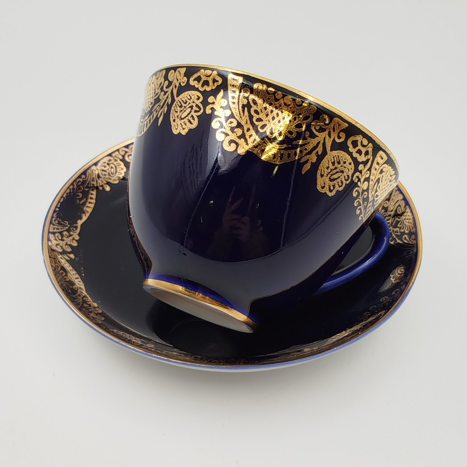 Чайная пара "Золотой фриз" кобальтого оттенка, украшенная растительным декором, фарфор, крытье кобальтом, золочение, Ленинградский фарфоровый завод (ЛФЗ), СССР, 1970-1986 гг.