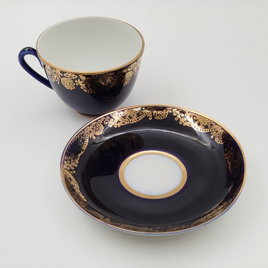 Чайная пара "Золотой фриз" кобальтого оттенка, украшенная растительным декором