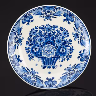 Настенная тарелка, украшенная цветочным декором в краакском стиле (kraak style), Delfts Blauw