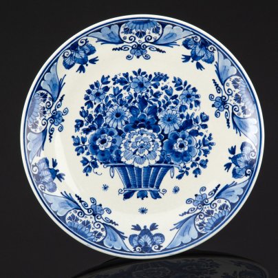 Настенная тарелка, украшенная цветочным декором в краакском стиле (kraak style), Delfts Blauw