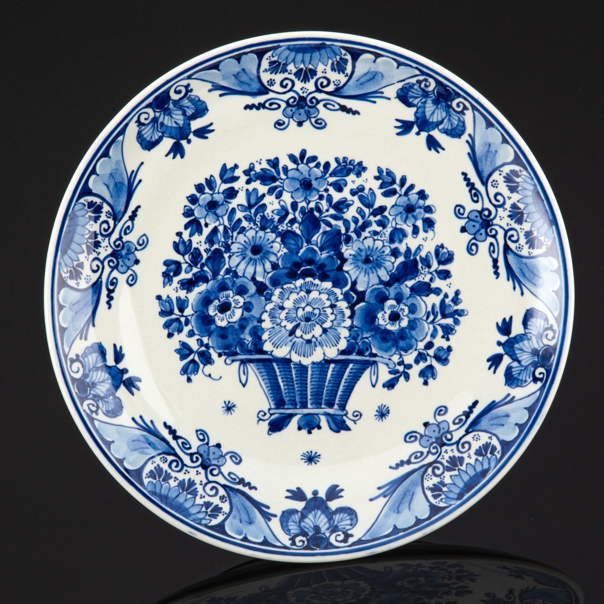 Настенная тарелка, украшенная цветочным декором в краакском стиле (kraak style), Delfts Blauw