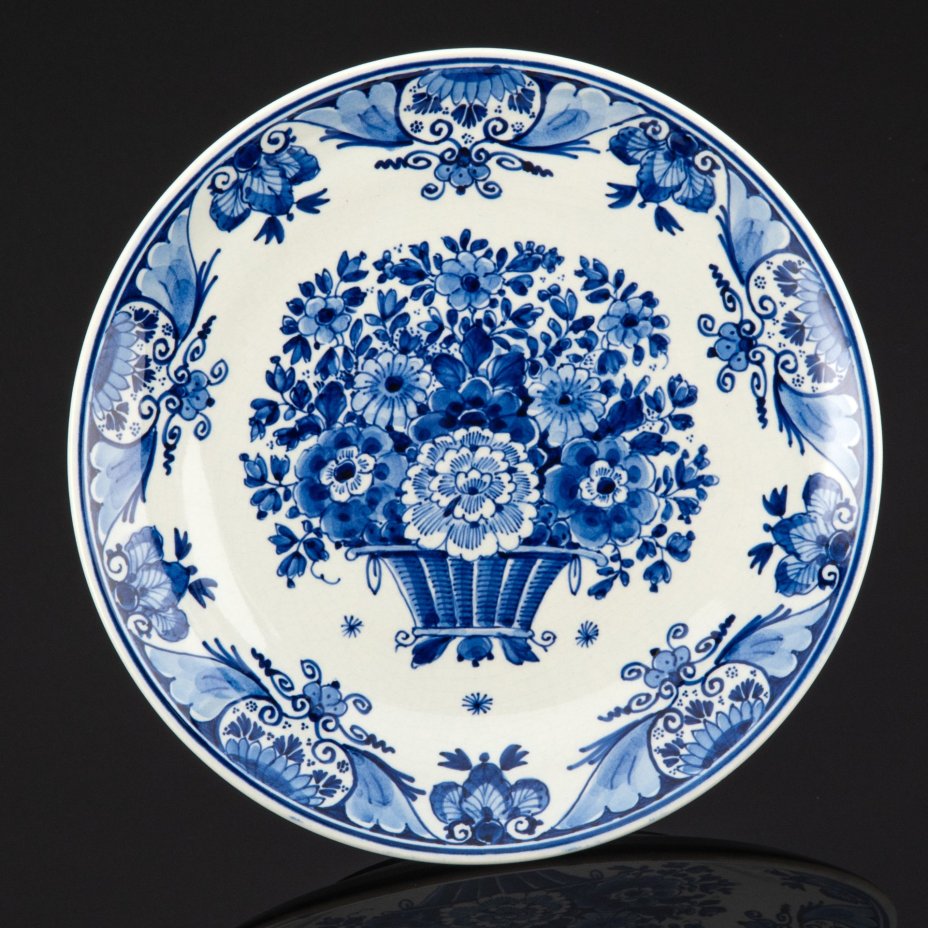 Настенная тарелка, украшенная цветочным декором в краакском стиле (kraak style), Delfts Blauw