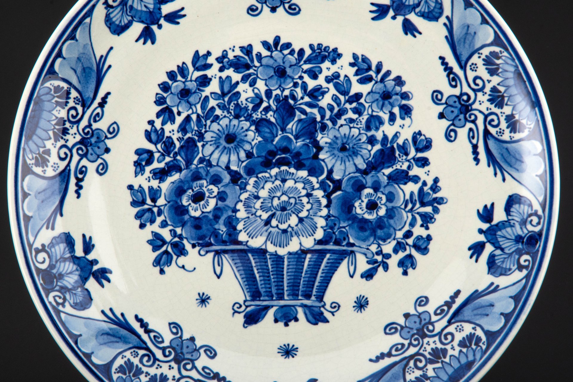 Настенная тарелка, украшенная цветочным декором в краакском стиле (kraak style), Delfts Blauw