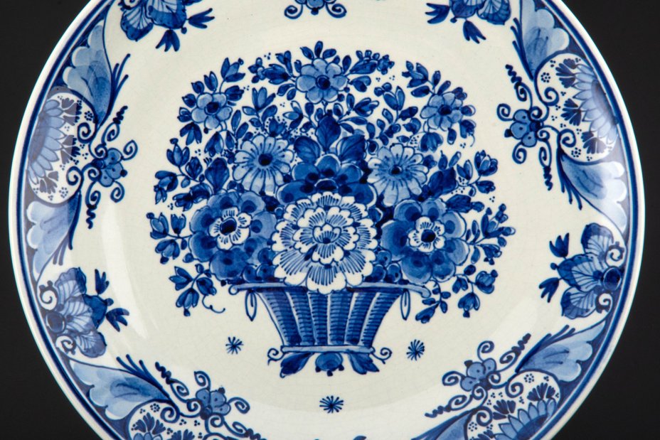 Настенная тарелка, украшенная цветочным декором в краакском стиле (kraak style), Delfts Blauw