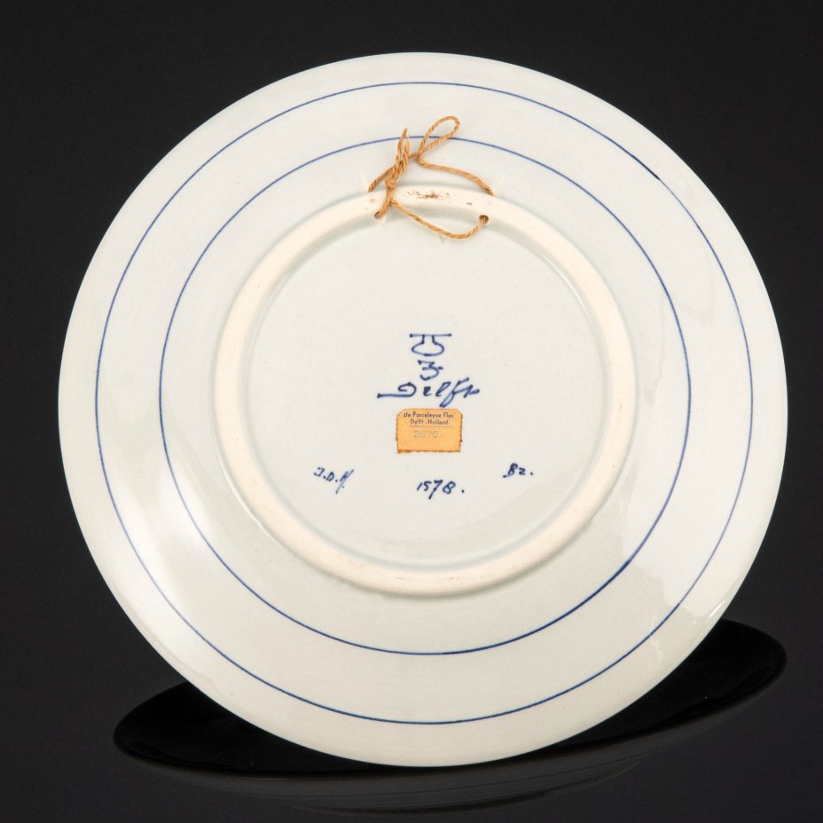 Настенная тарелка, украшенная цветочным декором в краакском стиле (kraak style), Delfts Blauw