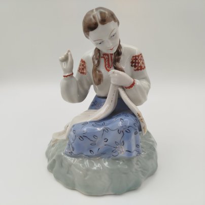 Статуэтка "Вышивальщица", автор В. Щербина, фарфор, роспись, золочение, Городницкий фарфоровый завод, СССР, 1957-1970 гг.