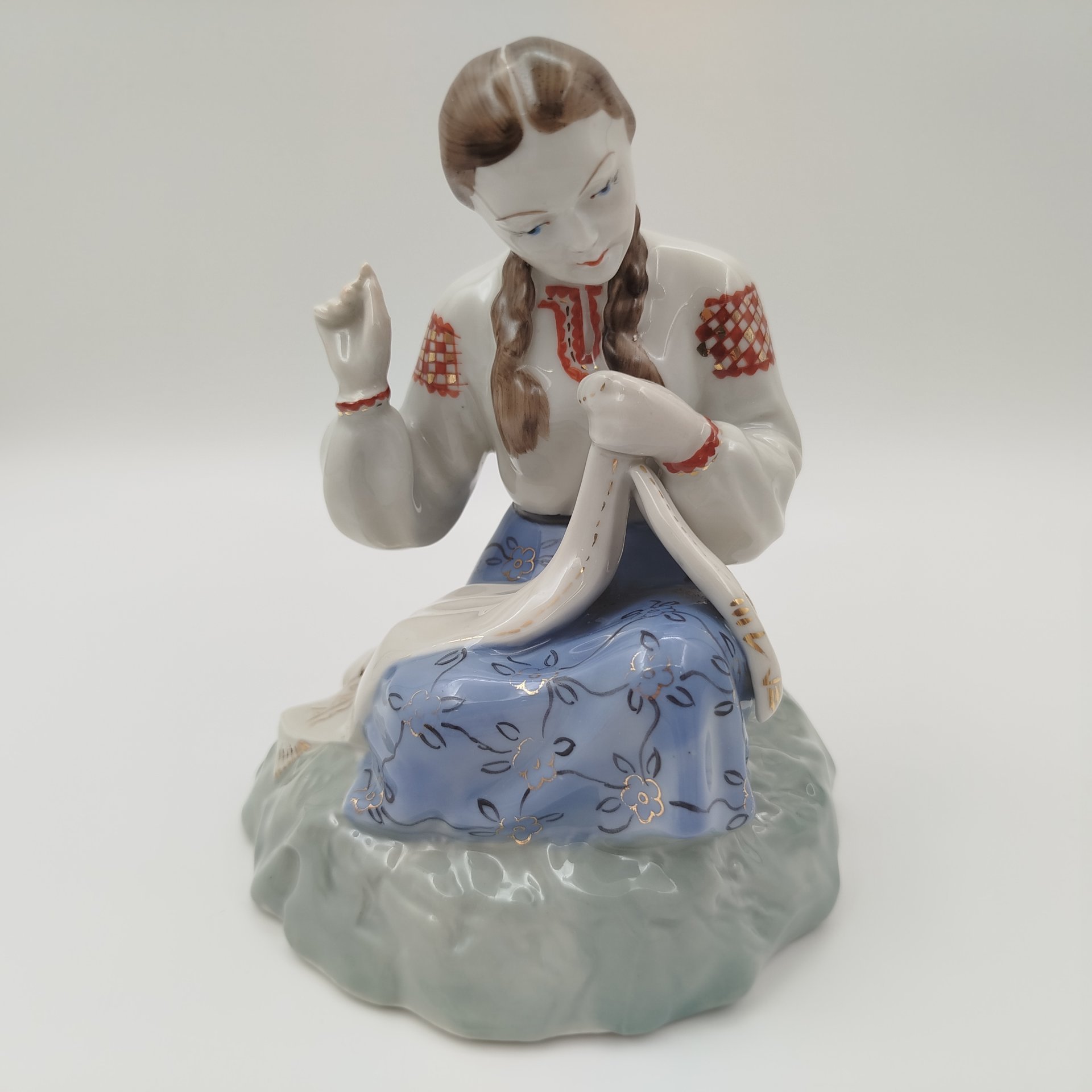 Статуэтка "Вышивальщица", автор В. Щербина, фарфор, роспись, золочение, Городницкий фарфоровый завод, СССР, 1957-1970 гг.