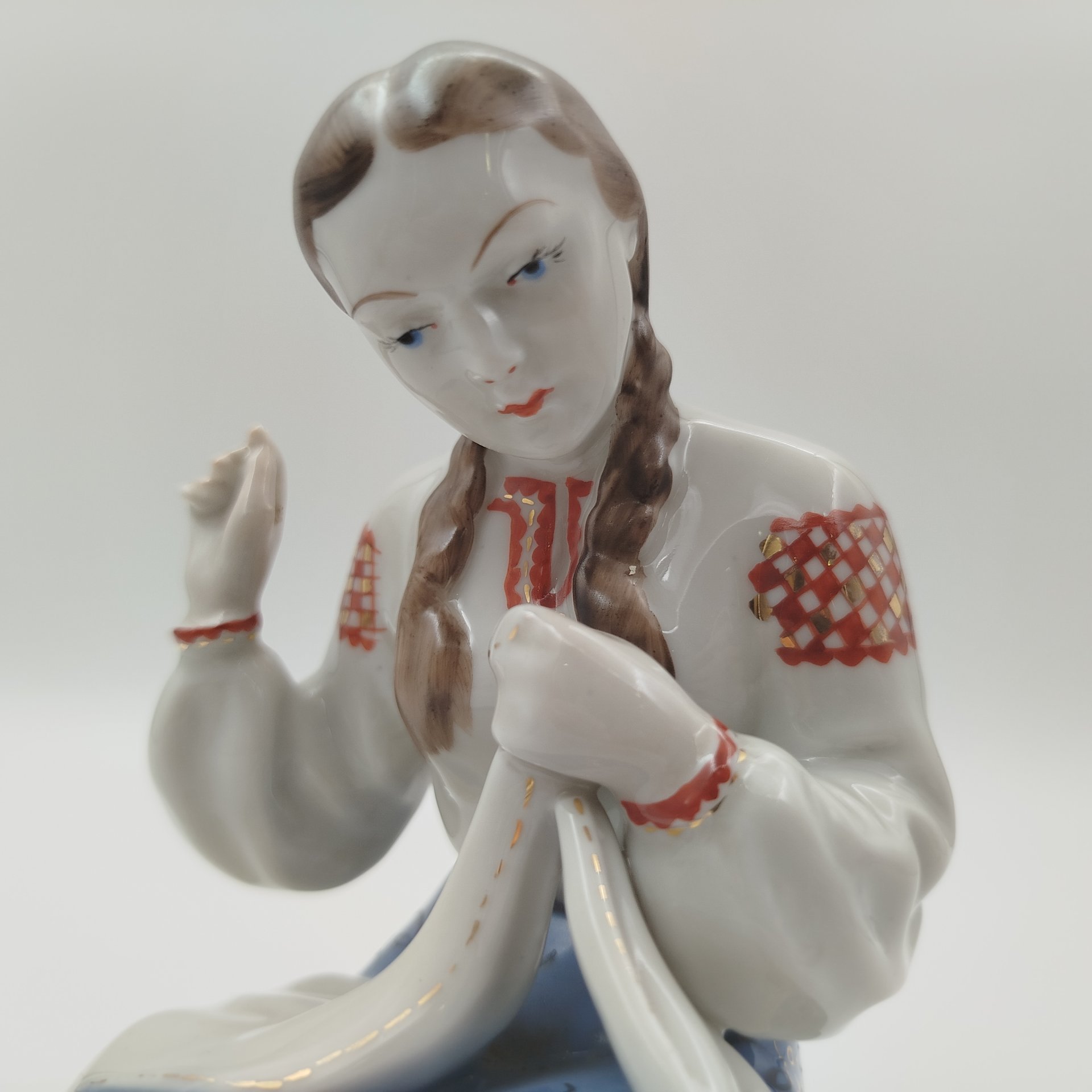 Статуэтка "Вышивальщица", автор В. Щербина, фарфор, роспись, золочение, Городницкий фарфоровый завод, СССР, 1957-1970 гг.