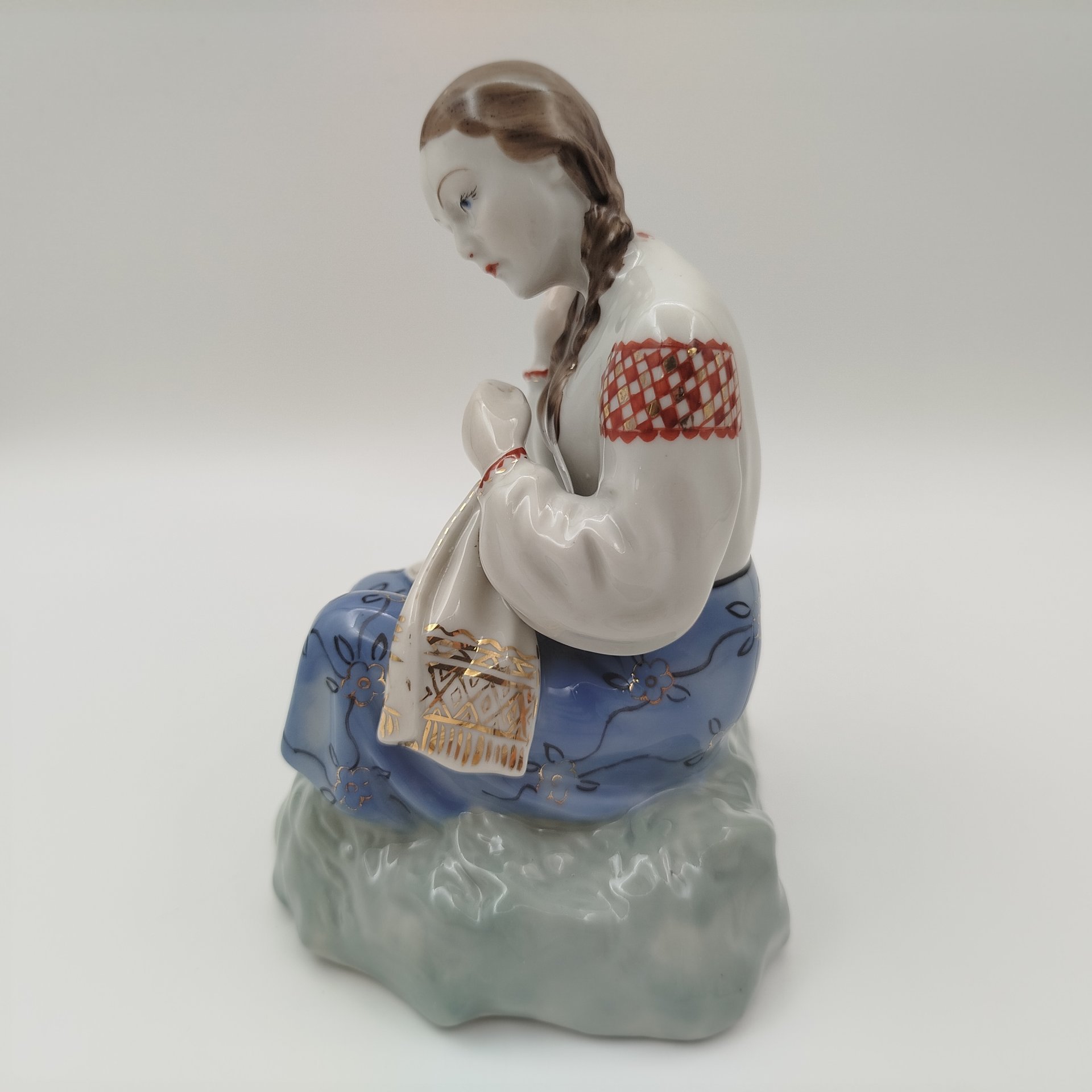 Статуэтка "Вышивальщица", автор В. Щербина, фарфор, роспись, золочение, Городницкий фарфоровый завод, СССР, 1957-1970 гг.