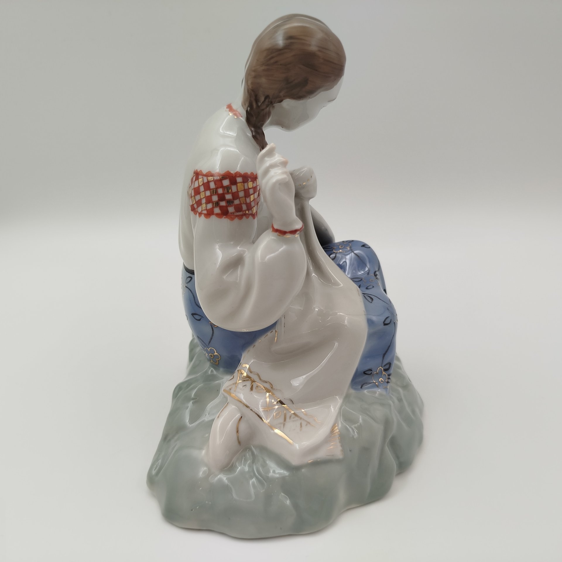 Статуэтка "Вышивальщица", автор В. Щербина, фарфор, роспись, золочение, Городницкий фарфоровый завод, СССР, 1957-1970 гг.