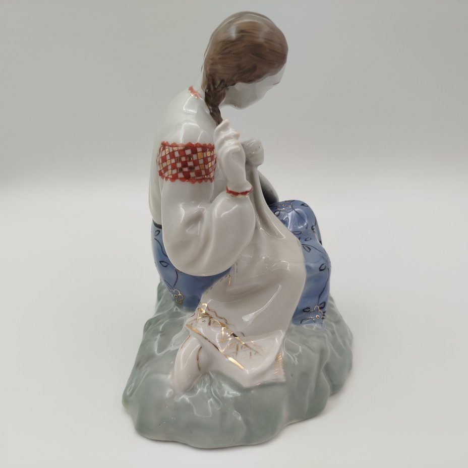 Статуэтка "Вышивальщица", автор В. Щербина, фарфор, роспись, золочение, Городницкий фарфоровый завод, СССР, 1957-1970 гг.