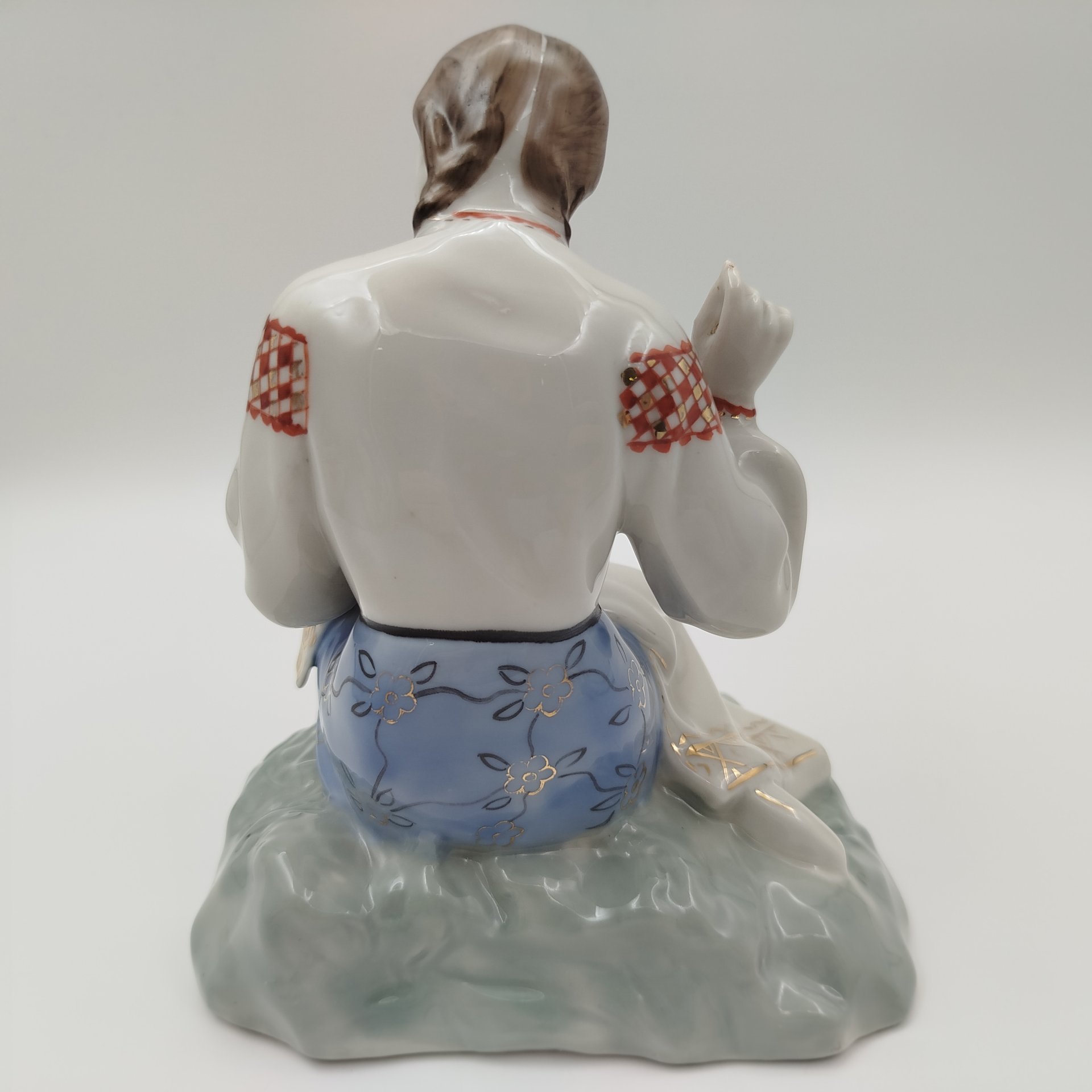 Статуэтка "Вышивальщица", автор В. Щербина, фарфор, роспись, золочение, Городницкий фарфоровый завод, СССР, 1957-1970 гг.