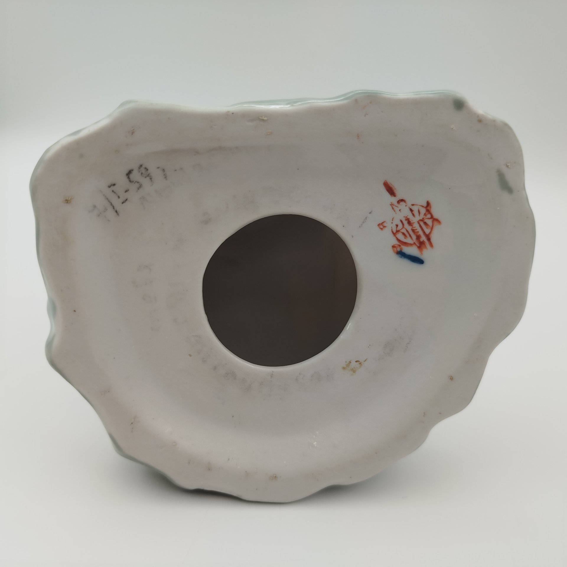 Статуэтка "Вышивальщица", автор В. Щербина, фарфор, роспись, золочение, Городницкий фарфоровый завод, СССР, 1957-1970 гг.