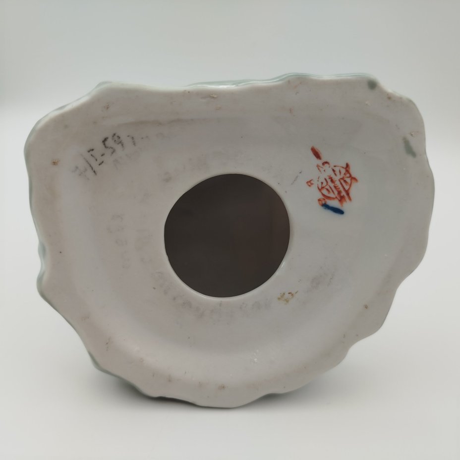 Статуэтка "Вышивальщица", автор В. Щербина, фарфор, роспись, золочение, Городницкий фарфоровый завод, СССР, 1957-1970 гг.