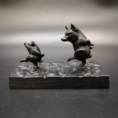 Статуэтка (пресс-папье) "Свинки на прогулке", по модели П.Э. Линд, Каслинский завод архитектурно-художественного литья (Касли)