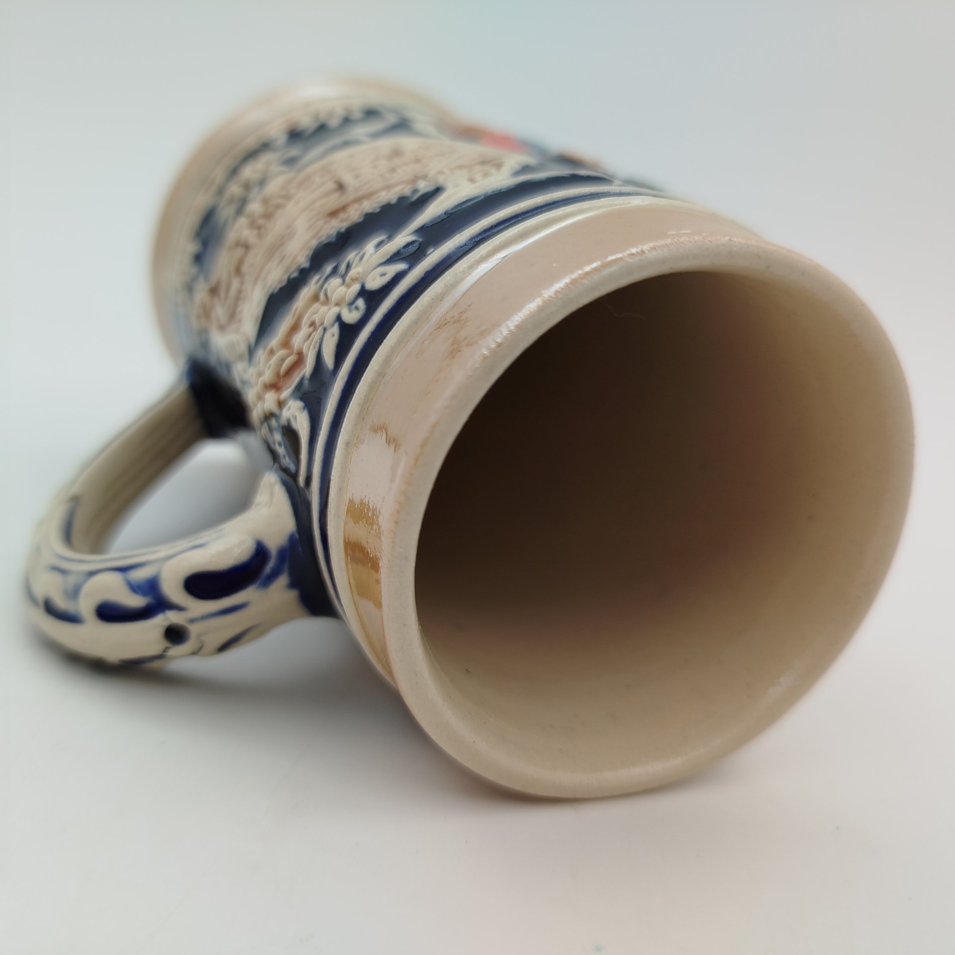 Кружка пивная, украшенная изображением сцены застолья, керамика, роспись, глазурь, люстр, Marzi & Remy, Marzi & Remy