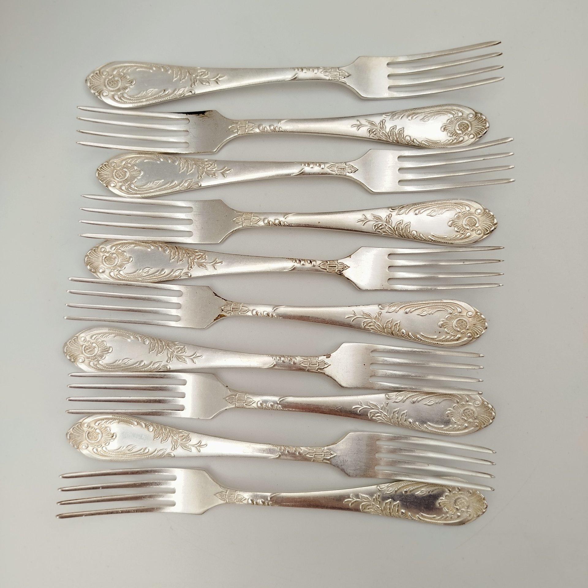 Набор из десяти десертных вилок с растительным декором
