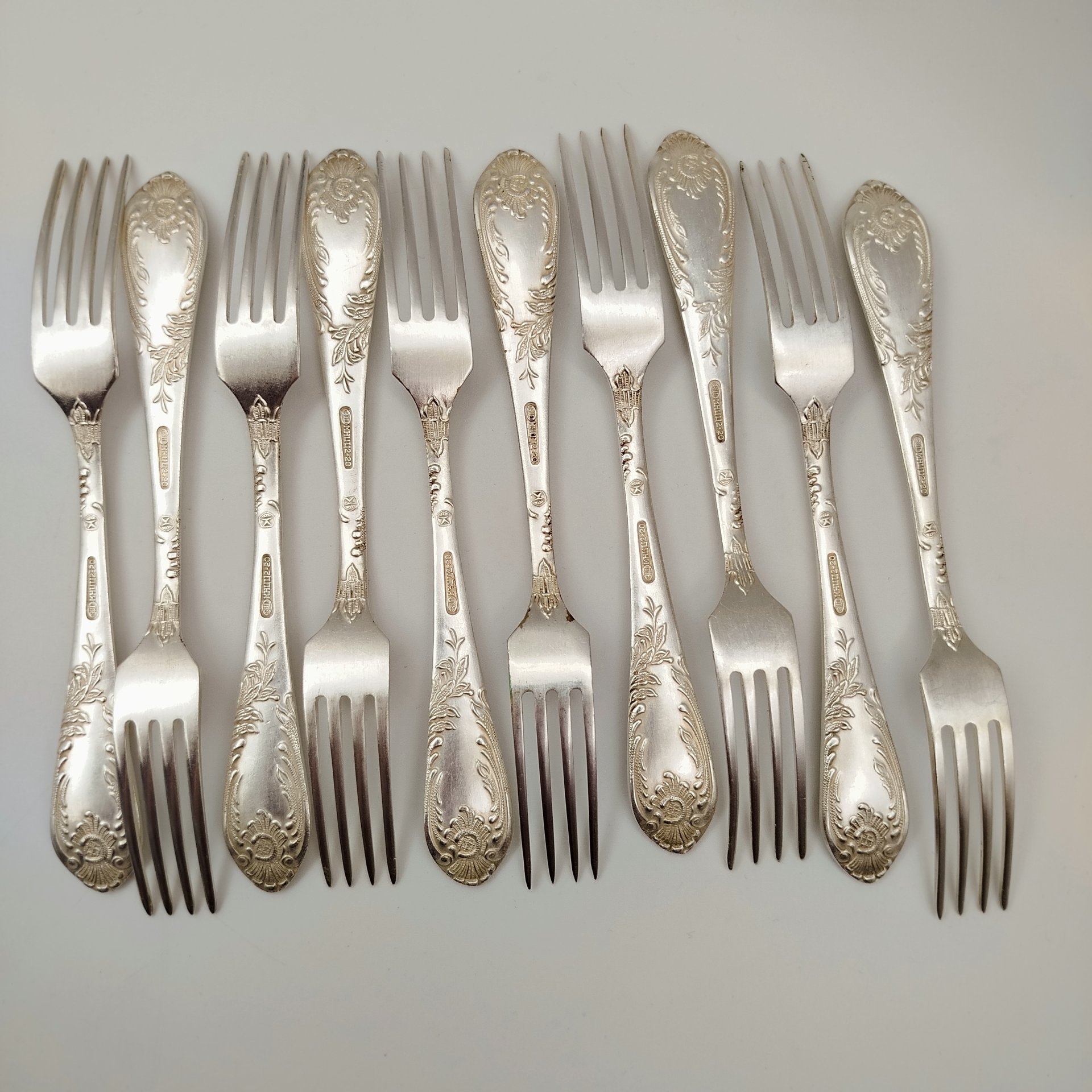 Набор из десяти десертных вилок с растительным декором