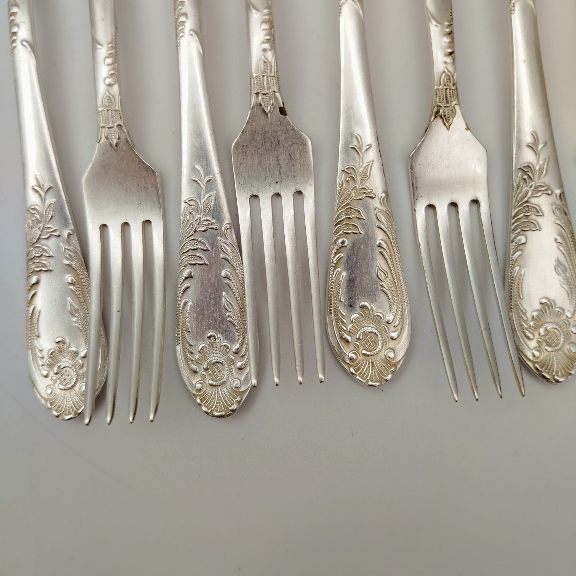 Набор из десяти десертных вилок с растительным декором