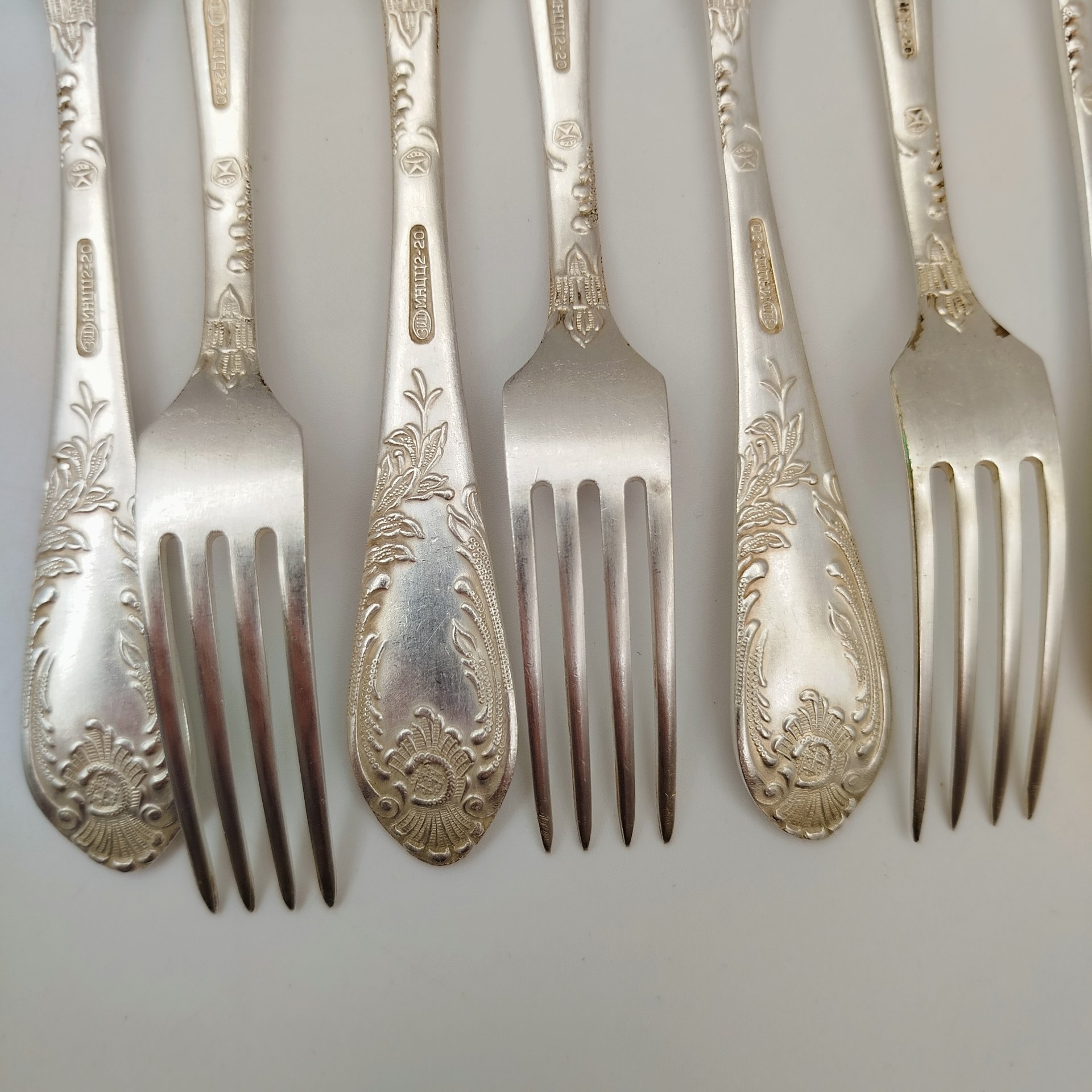 Набор из десяти десертных вилок с растительным декором