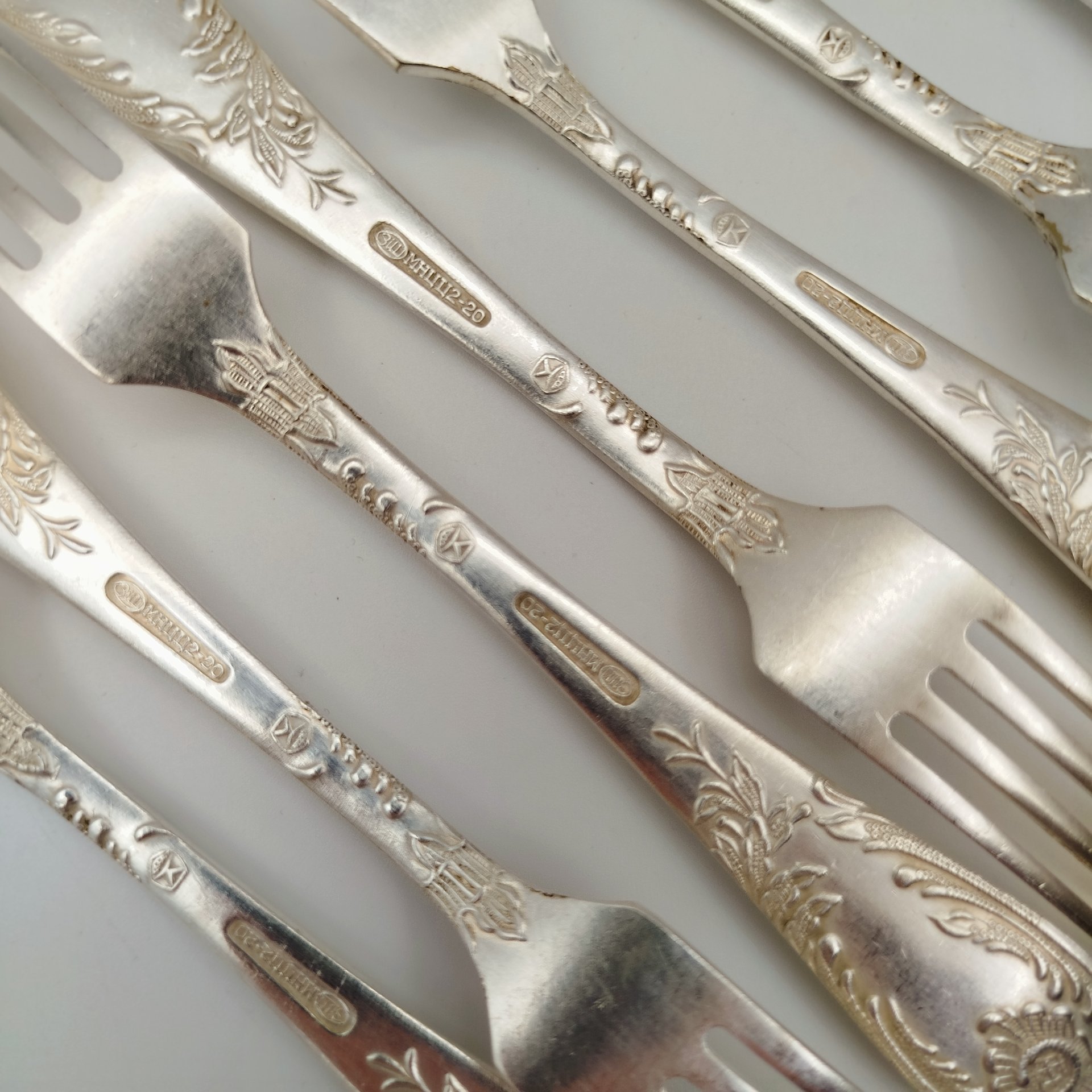 Набор из десяти десертных вилок с растительным декором