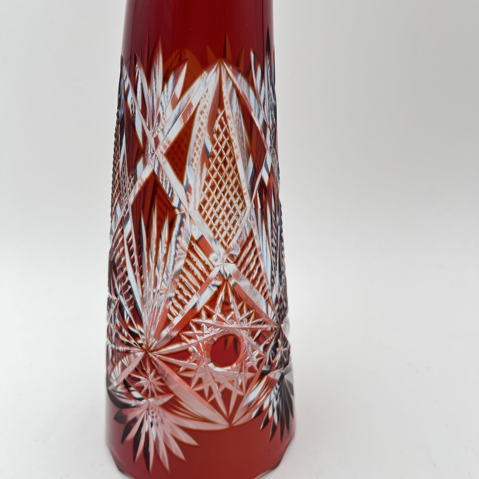 Кубок для вина ("Рог изобилия"), украшенный рельефным резным декором, хрусталь, алмазная грань, Гусевской хрустальный завод (Гусь-Хрустальный), СССР, 1970-1990 гг.