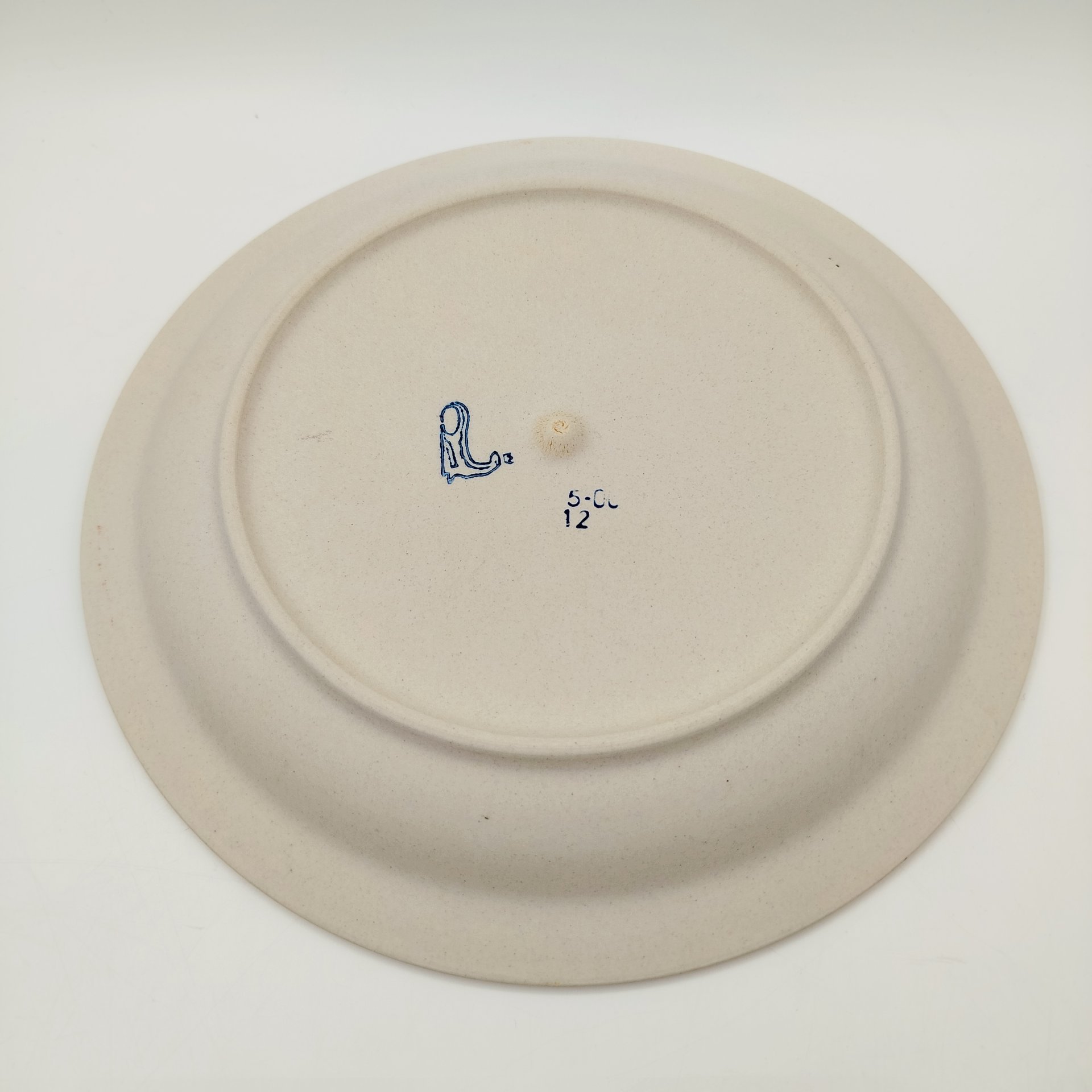 Тарелка декоративная "50 лет Уральскому вагоностроительному заводу имени Ф. Э. Дзержинского", фарфор, бисквит, рельеф, Богдановичский фарфоровый завод, СССР, 1986 г.