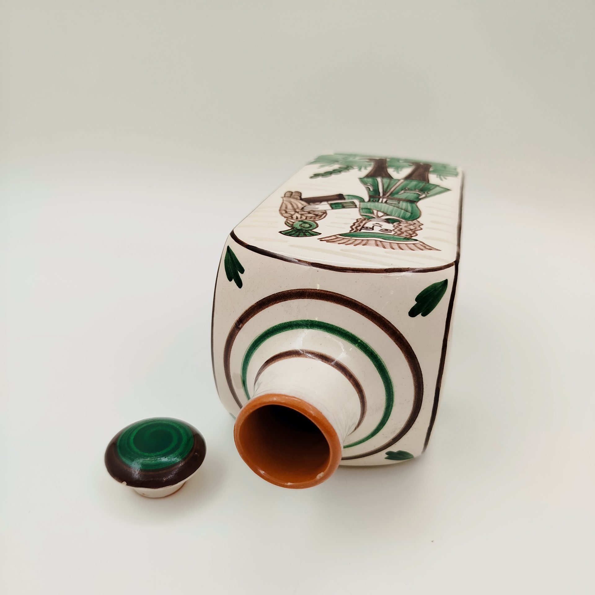 Штоф четырехгранный с изображением охотничьих сцен, керамика, роспись, СССР, 1970-1990 гг.