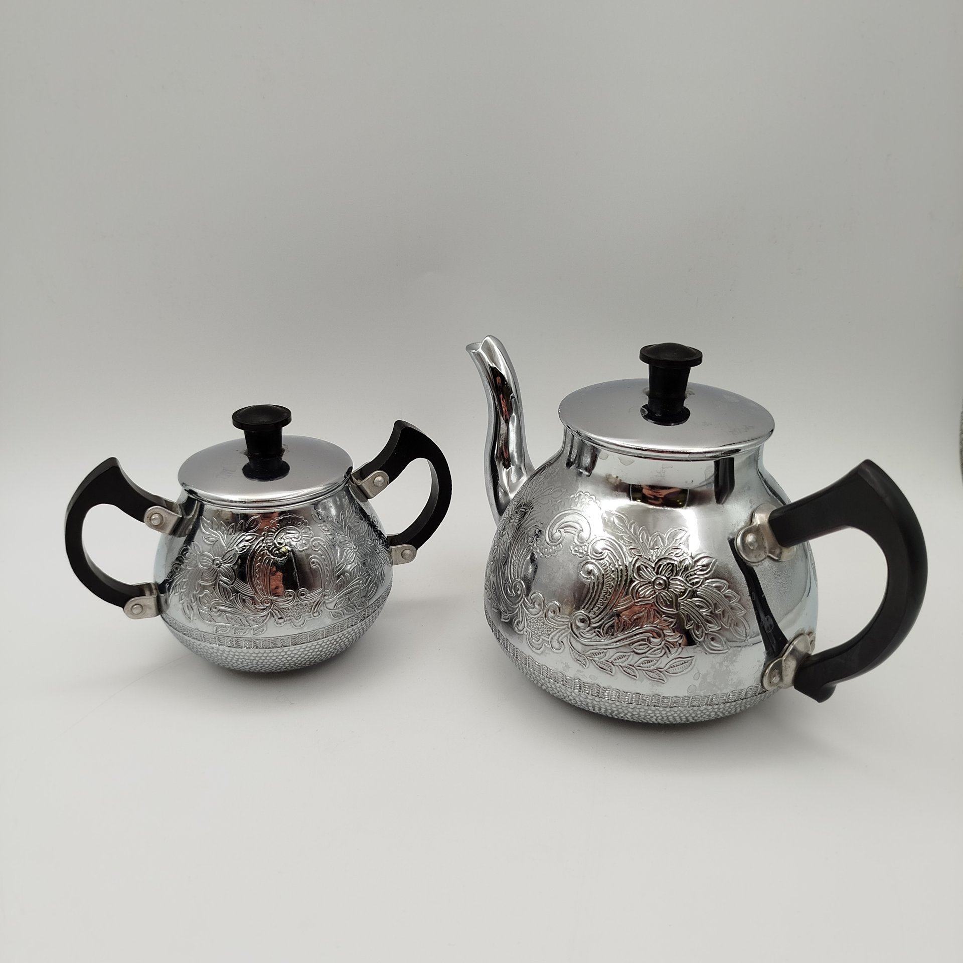 Набор для сервировки (чайник и сахарница), украшенные растительным декором, металл, пластмасса, СССР, 1970-1990 гг.
