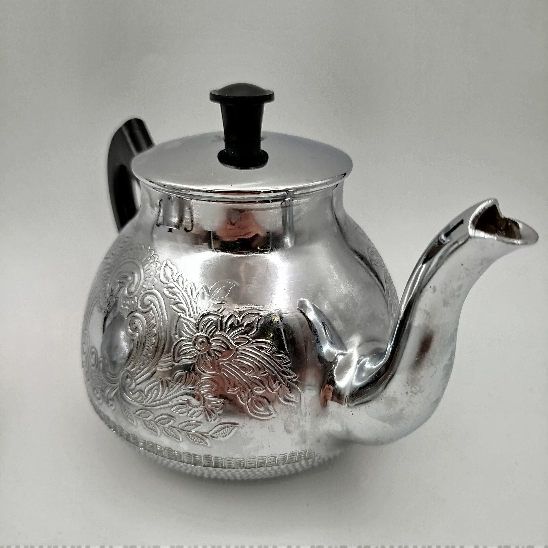 Набор для сервировки (чайник и сахарница), украшенные растительным декором, металл, пластмасса, СССР, 1970-1990 гг.