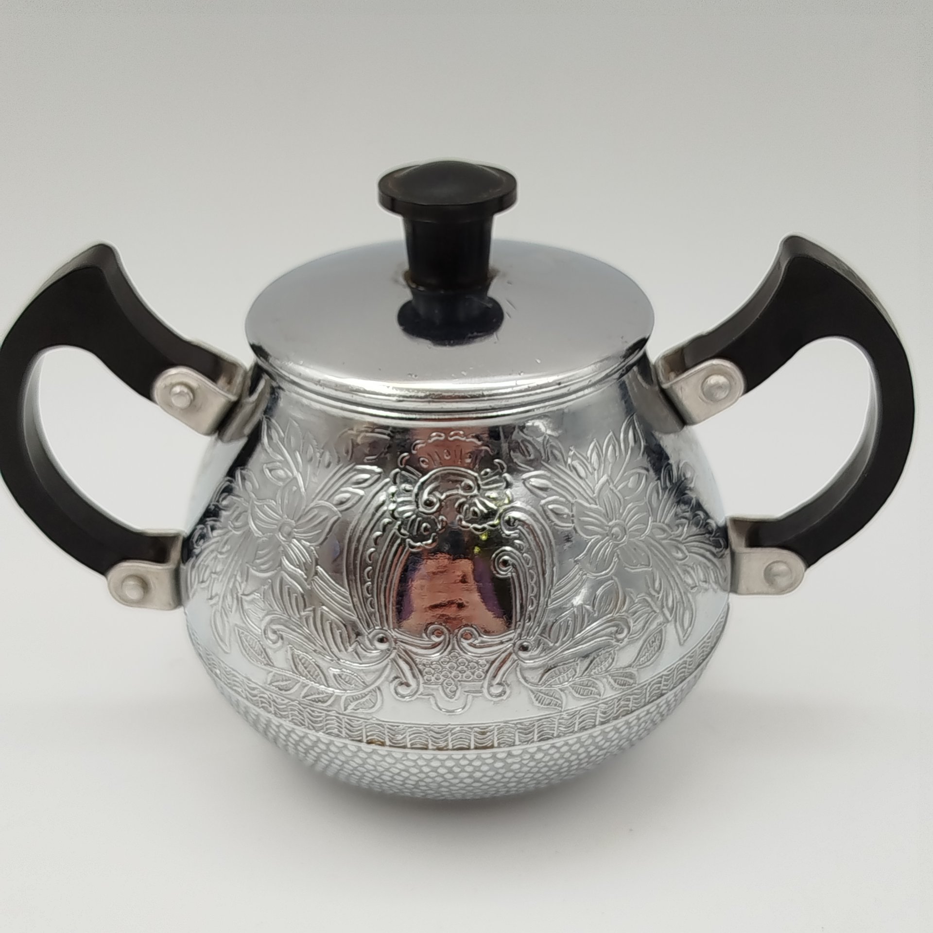 Набор для сервировки (чайник и сахарница), украшенные растительным декором, металл, пластмасса, СССР, 1970-1990 гг.