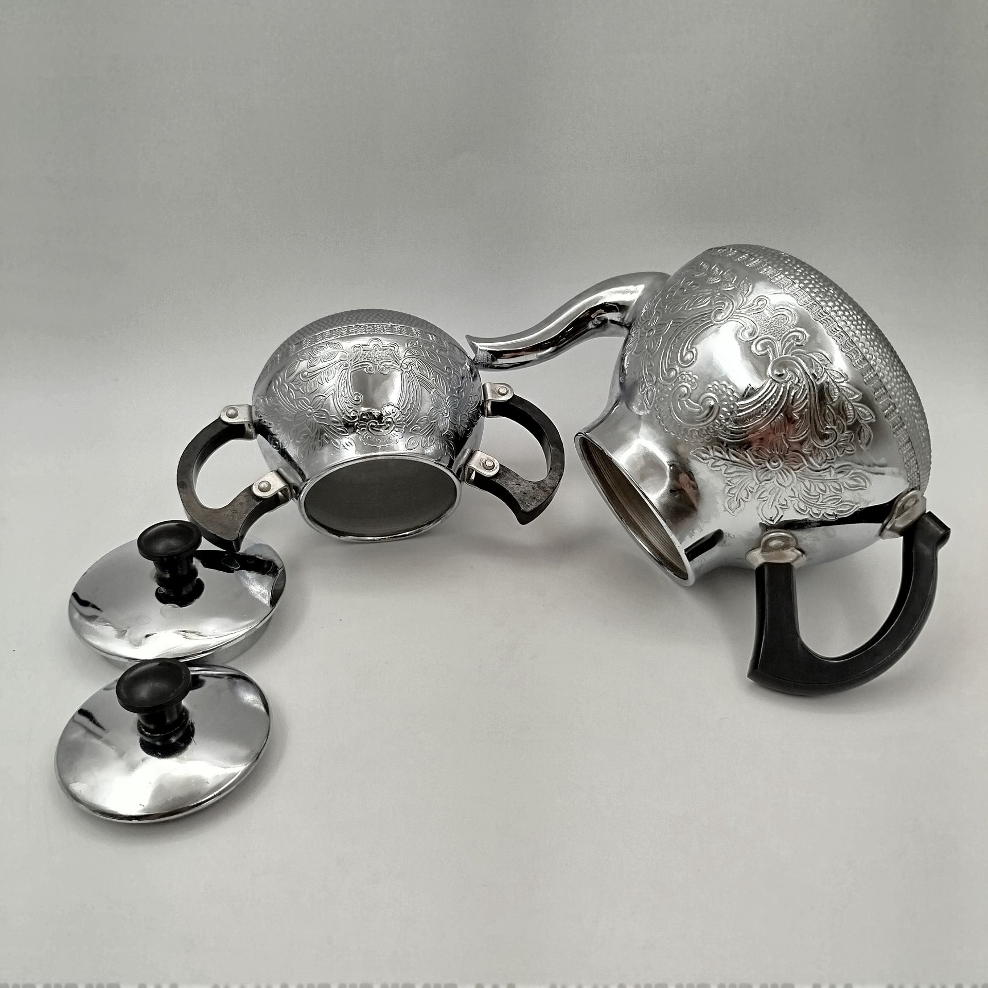 Набор для сервировки (чайник и сахарница), украшенные растительным декором, металл, пластмасса, СССР, 1970-1990 гг.