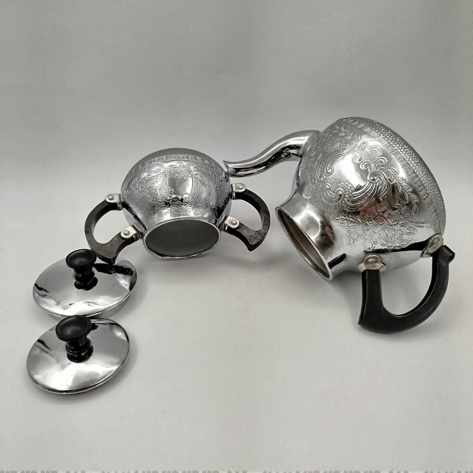 Набор для сервировки (чайник и сахарница), украшенные растительным декором