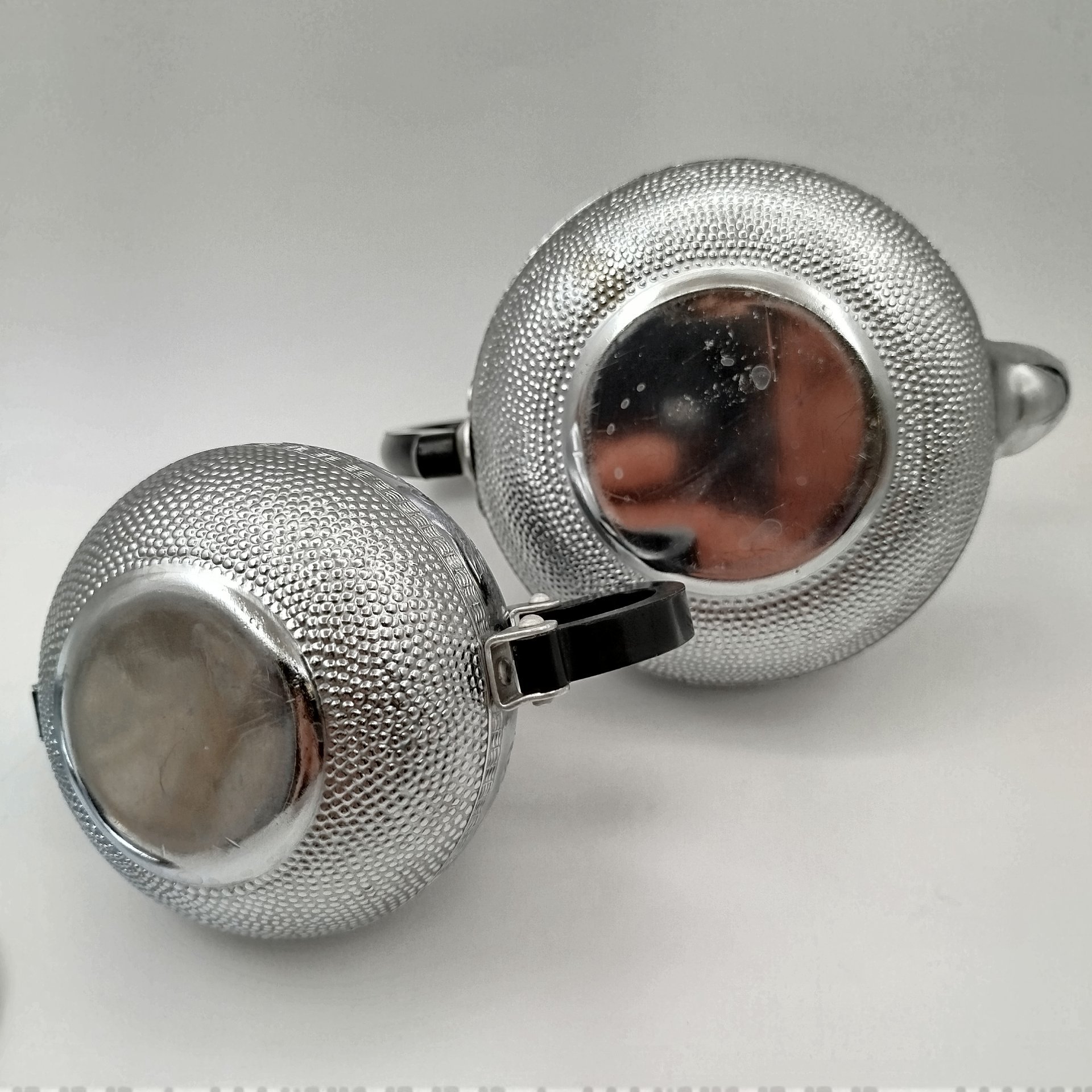 Набор для сервировки (чайник и сахарница), украшенные растительным декором, металл, пластмасса, СССР, 1970-1990 гг.