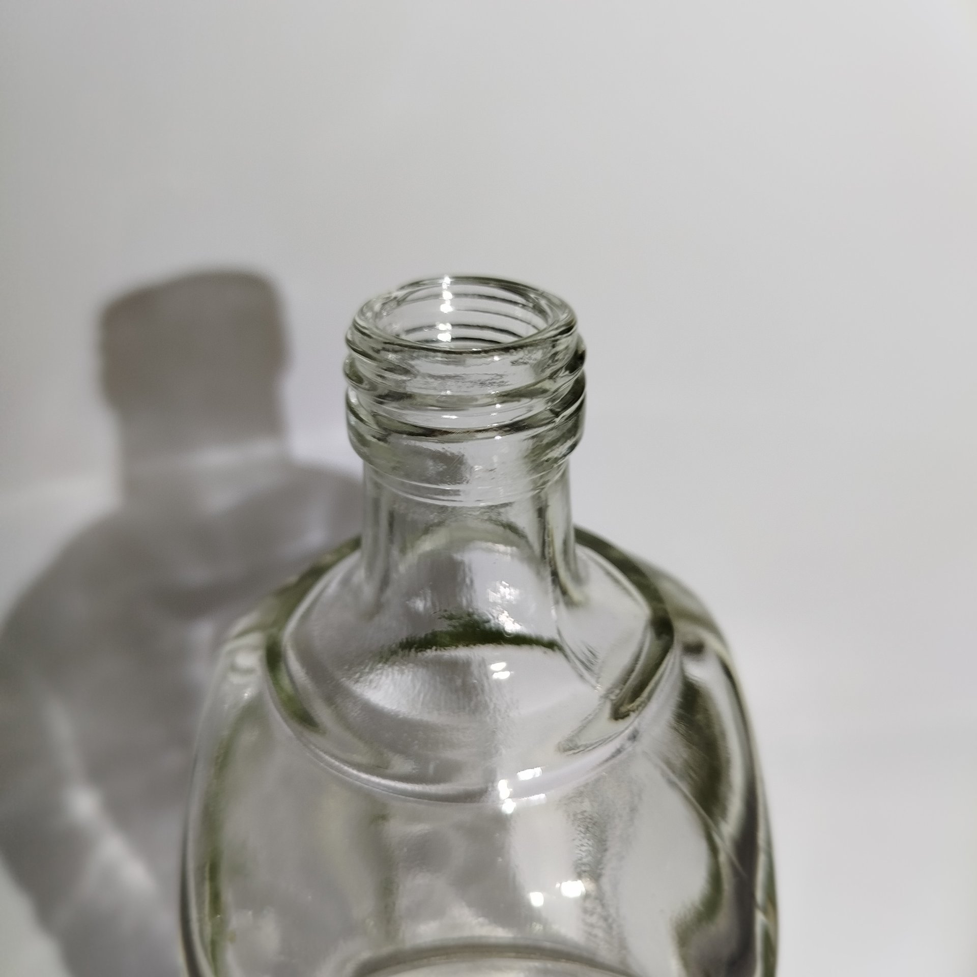 Штоф (бутылка) "Башня" с цветочным декором, стекло, гравировка, Гусевской хрустальный завод (Гусь-Хрустальный), СССР, 1990-2000 гг.