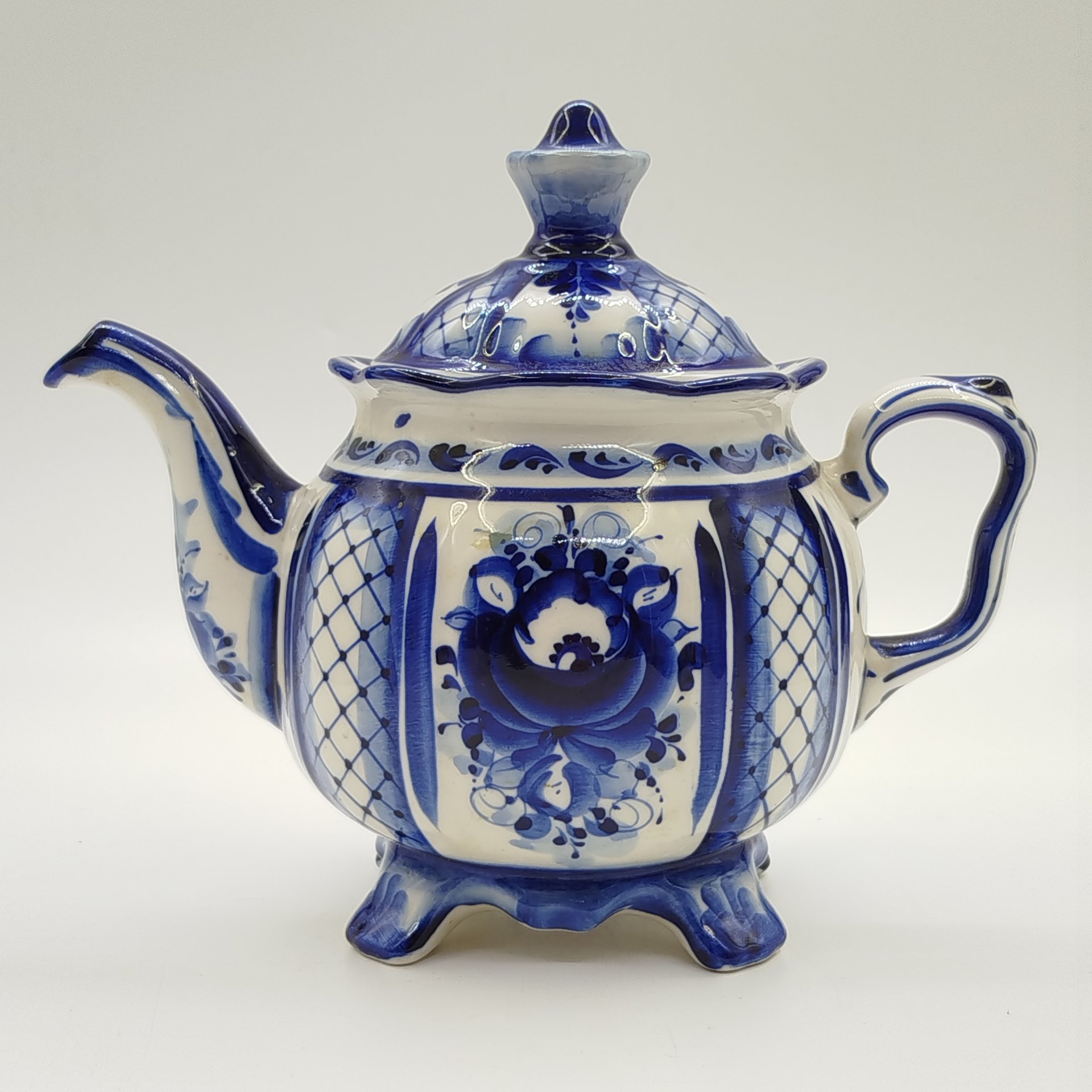 Чайник заварочный "Пион" с цветочным декором, р. Гребнева, Гжель, фарфор, роспись, Российская Федерация, 1990-2015 гг.