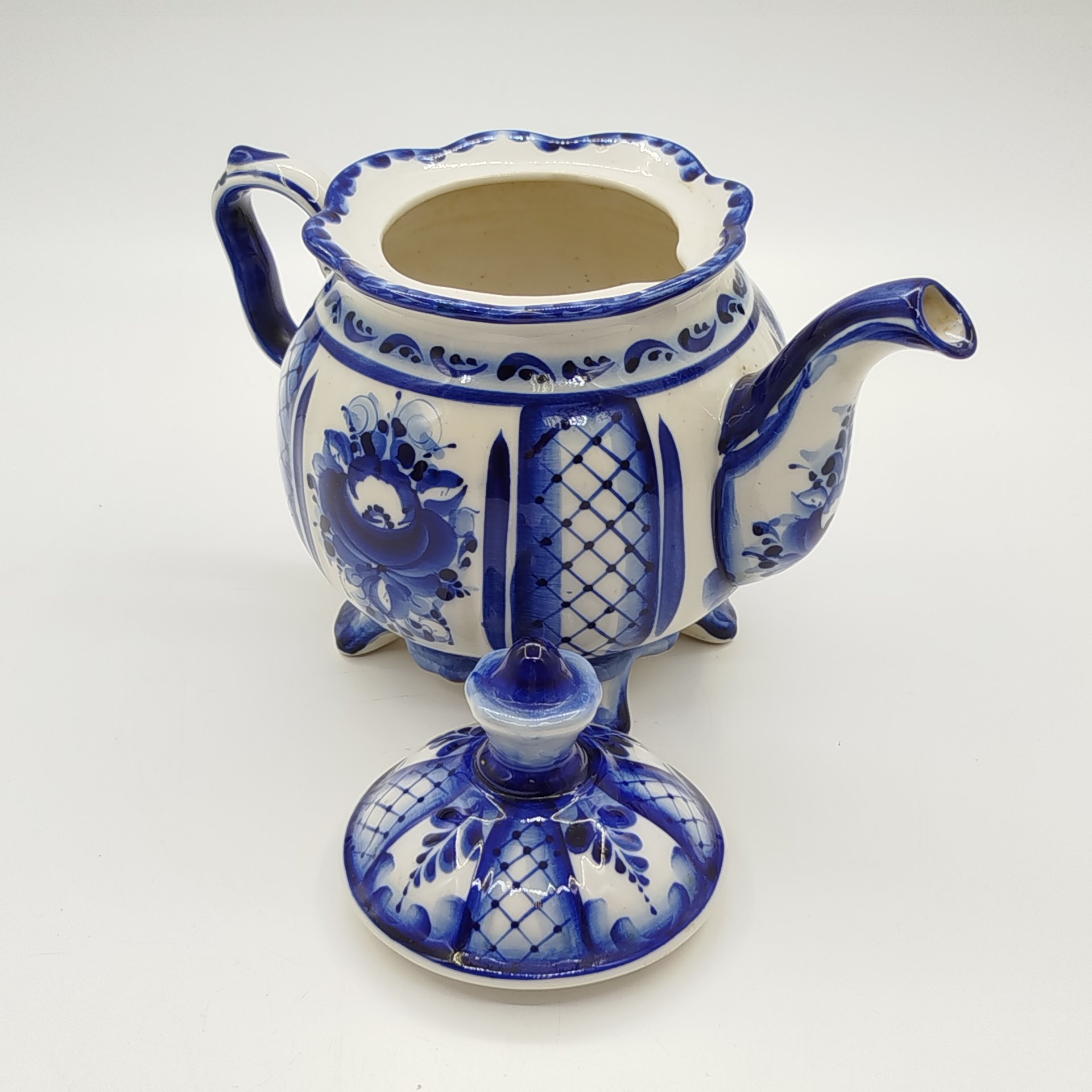 Чайник заварочный "Пион" с цветочным декором, р. Гребнева, Гжель, фарфор, роспись, Российская Федерация, 1990-2015 гг.