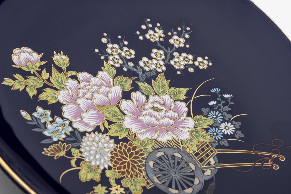 Настенная тарелка с изображением телеги с цветами