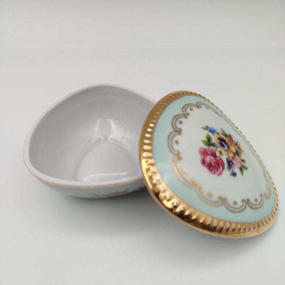 Шкатулка, украшенная цветочным декором ("Мейсенский букет"), фарфор, деколь, крытье, золочение, Martinroda Friedrich Eger & Co. (PM), ГДР, 1960-1980 гг.