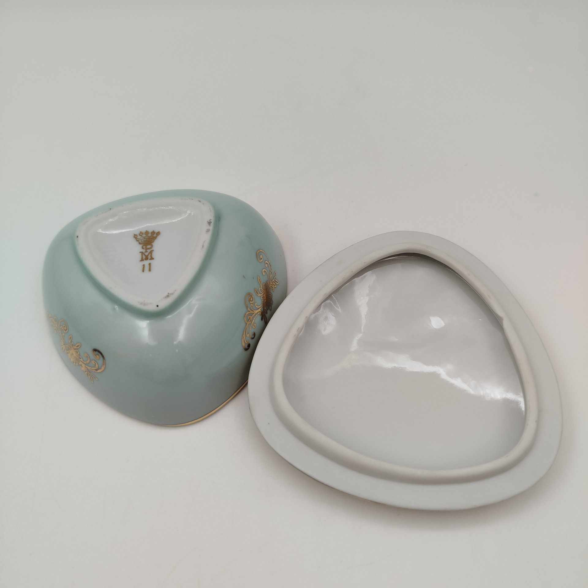 Шкатулка, украшенная цветочным декором ("Мейсенский букет"), фарфор, деколь, крытье, золочение, Martinroda Friedrich Eger & Co. (PM), ГДР, 1960-1980 гг.