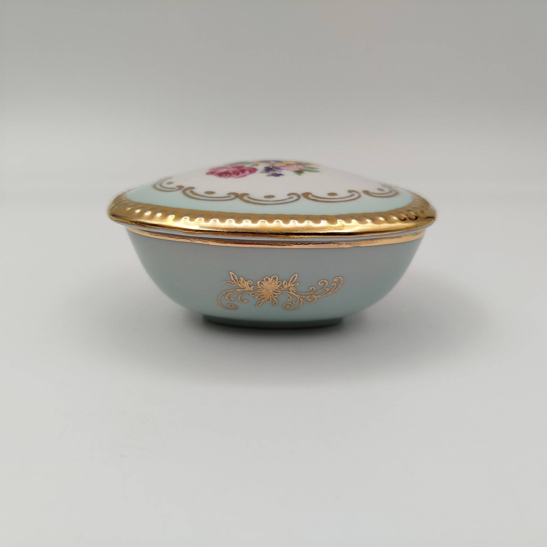 Шкатулка, украшенная цветочным декором ("Мейсенский букет"), фарфор, деколь, крытье, золочение, Martinroda Friedrich Eger & Co. (PM), ГДР, 1960-1980 гг., Martinroda Friedrich Eger & Co. (PM)