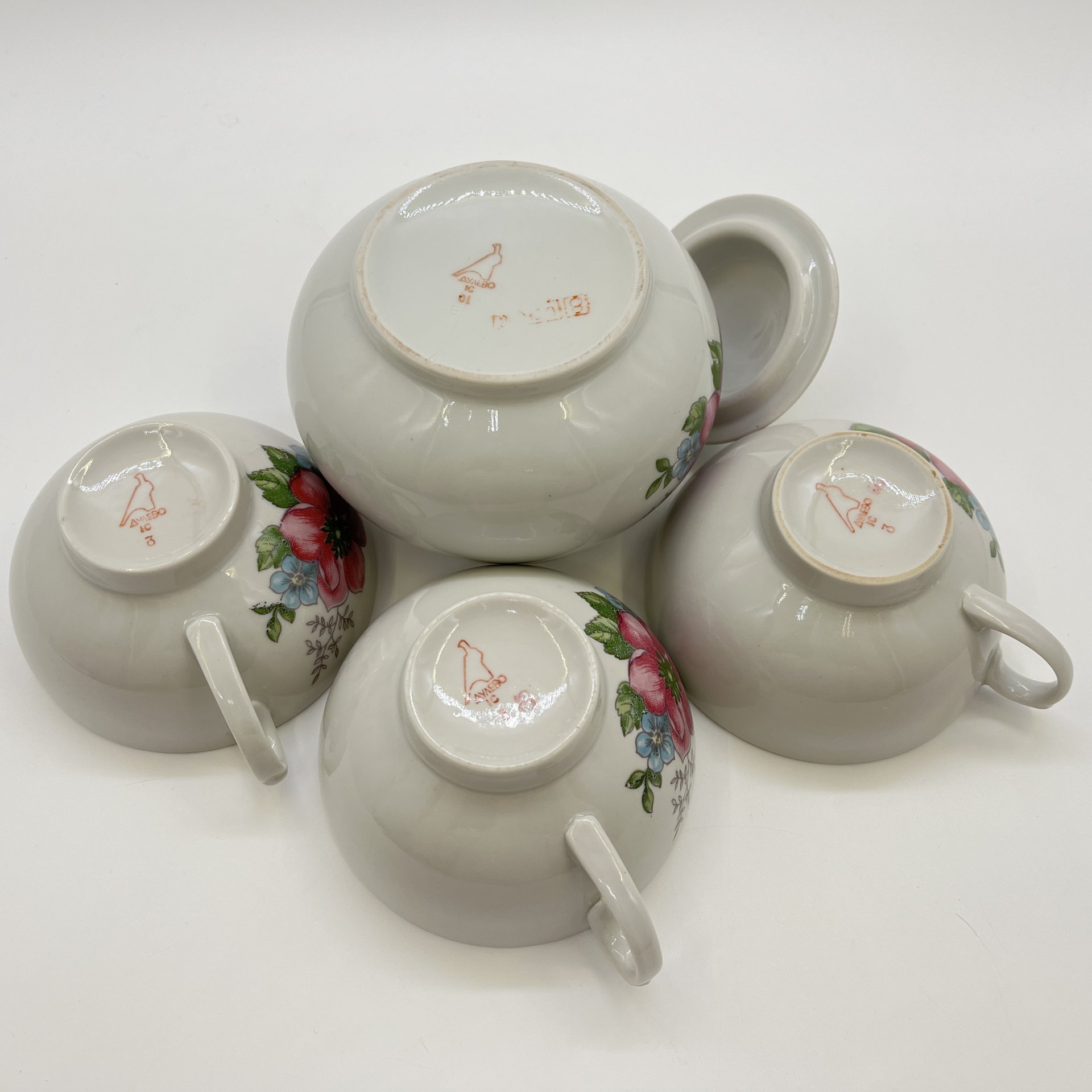 Набор посуды, состоящий из 3-х чайных чашек и сахарницы, фарфор, деколь, золочение, Дулевский фарфоровый завод (Дулёво), СССР, 1980-1991 гг.