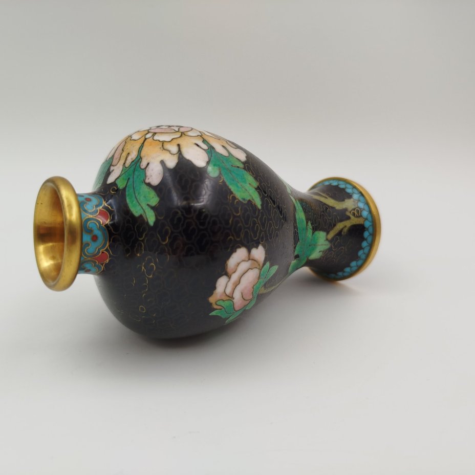 Ваза "Цветущие пионы" на черном облачном фоне, выполненная в технике клуазоне, латунь, эмали, Китай, Китай