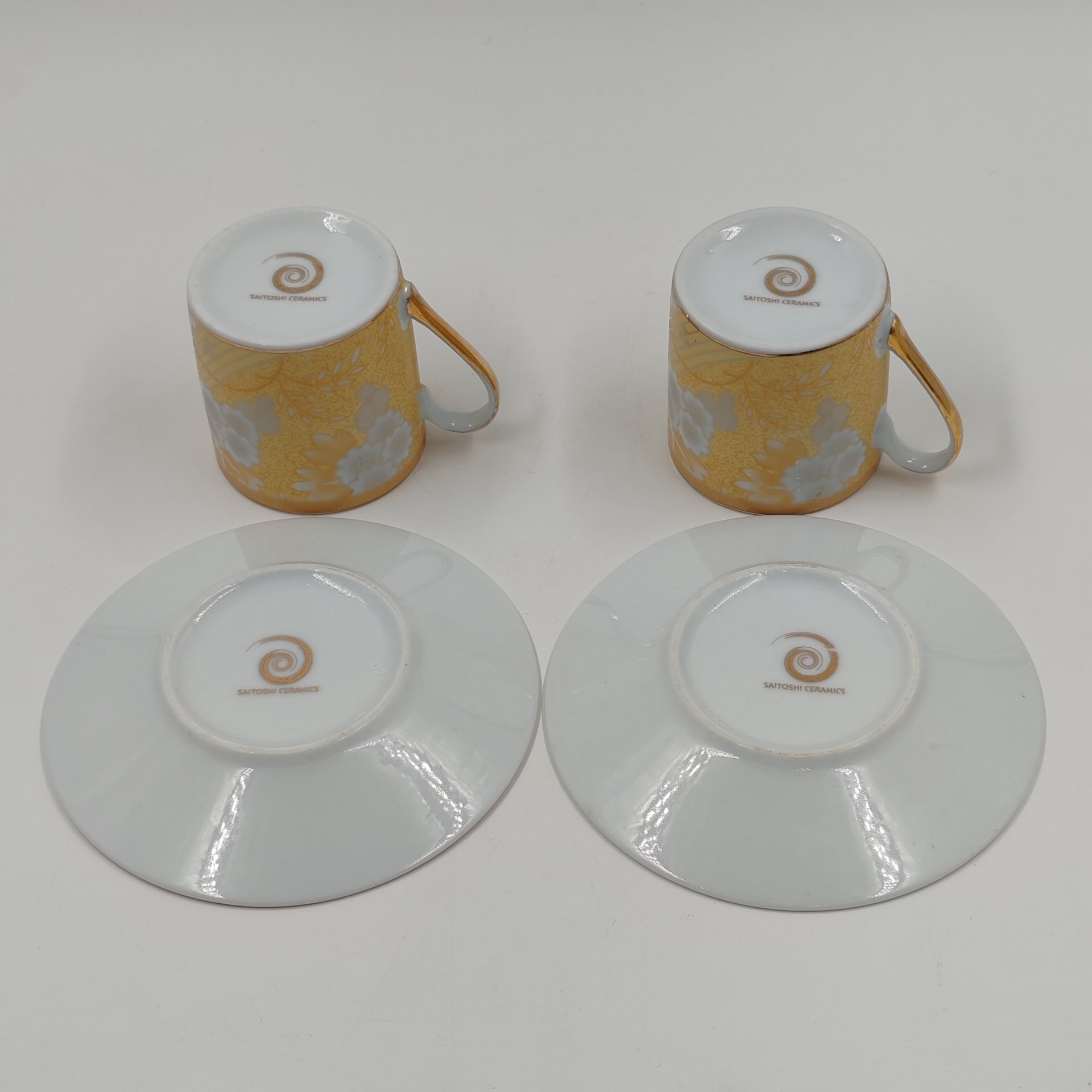 Комплект кофейных пар с цветочным орнаментом на две персоны, Saitoshi Ceramics