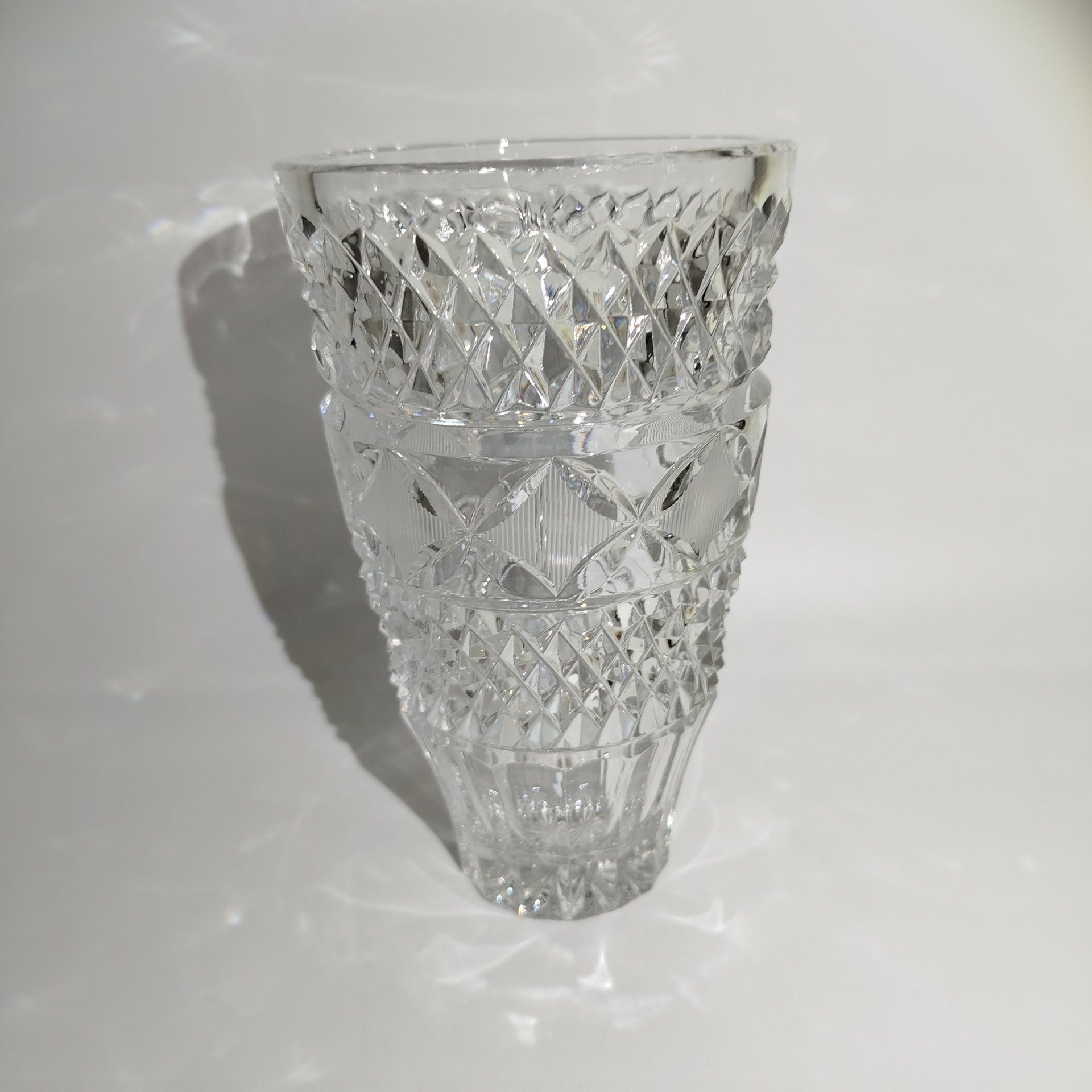 Ваза "Русские былины" с рельефным геометрическим декором, Саратовский завод технической стекла, хрусталь, алмазная грань, матовая насечка, Саратовстройстекло, СССР, 1970-1990 гг.