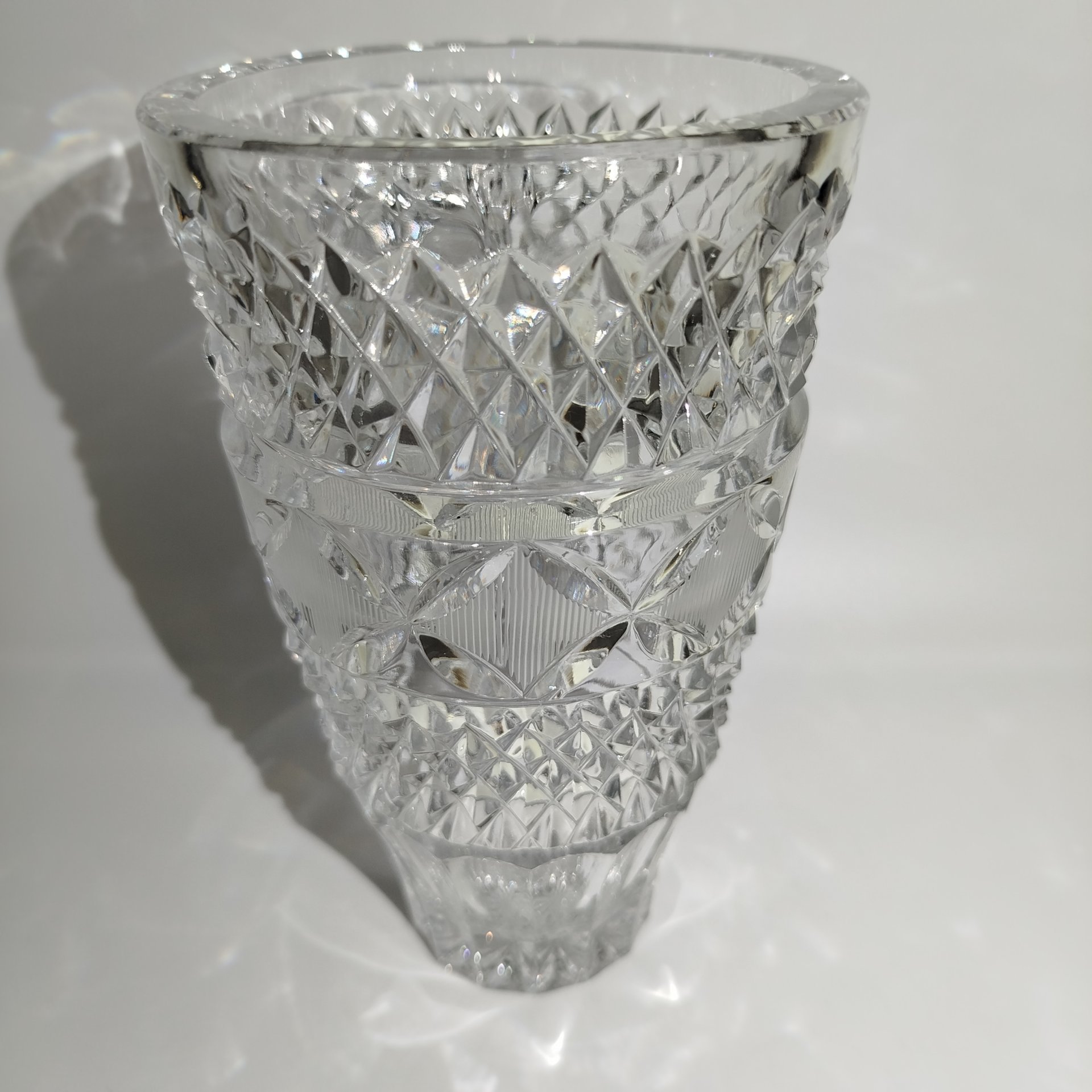 Ваза "Русские былины" с рельефным геометрическим декором, Саратовский завод технической стекла, хрусталь, алмазная грань, матовая насечка, Саратовстройстекло, СССР, 1970-1990 гг.