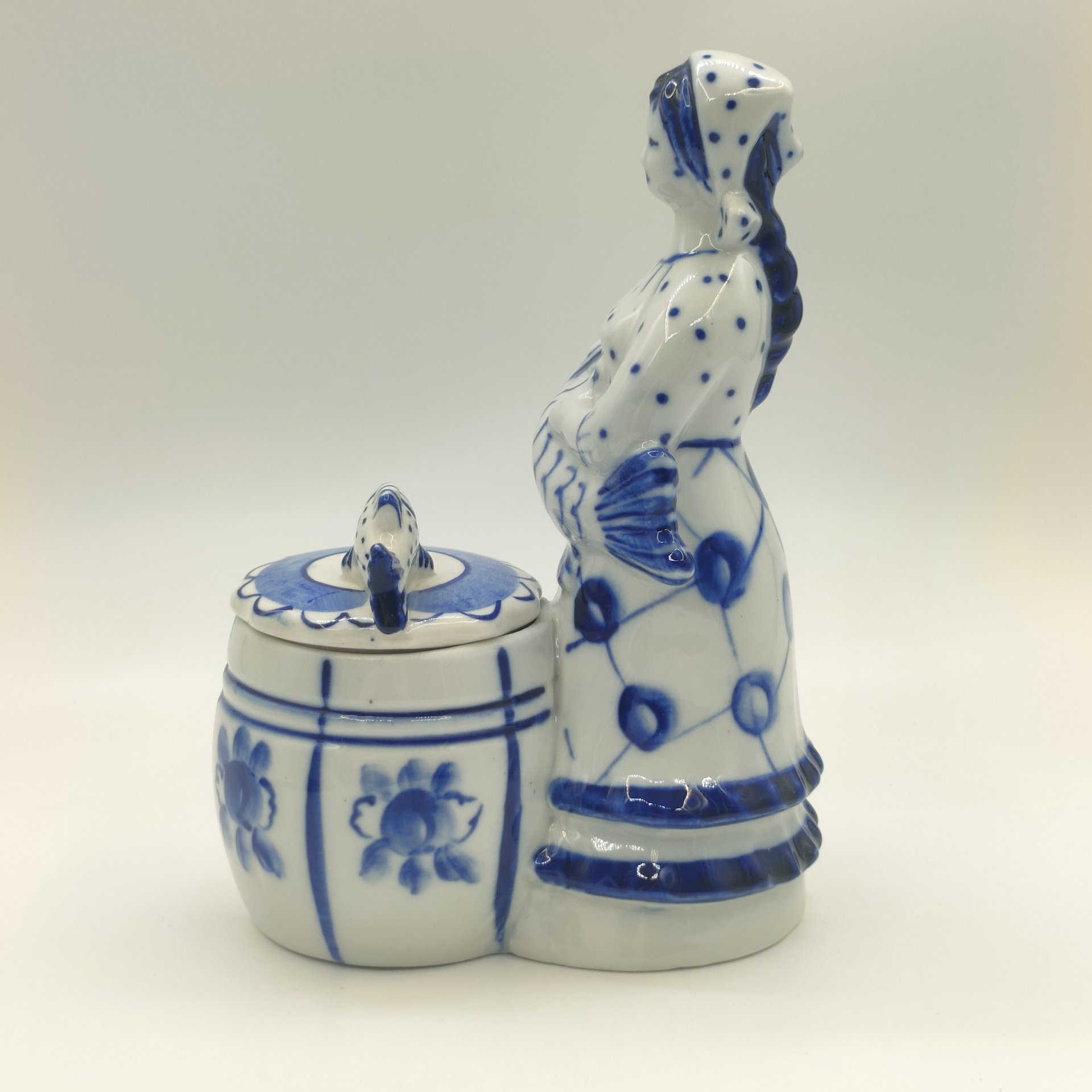 Икорница (солонка) "Рыбачка", автор З. Н. Окулова, фарфор, роспись, Объединение «Гжель», СССР, 1972-1985 гг.