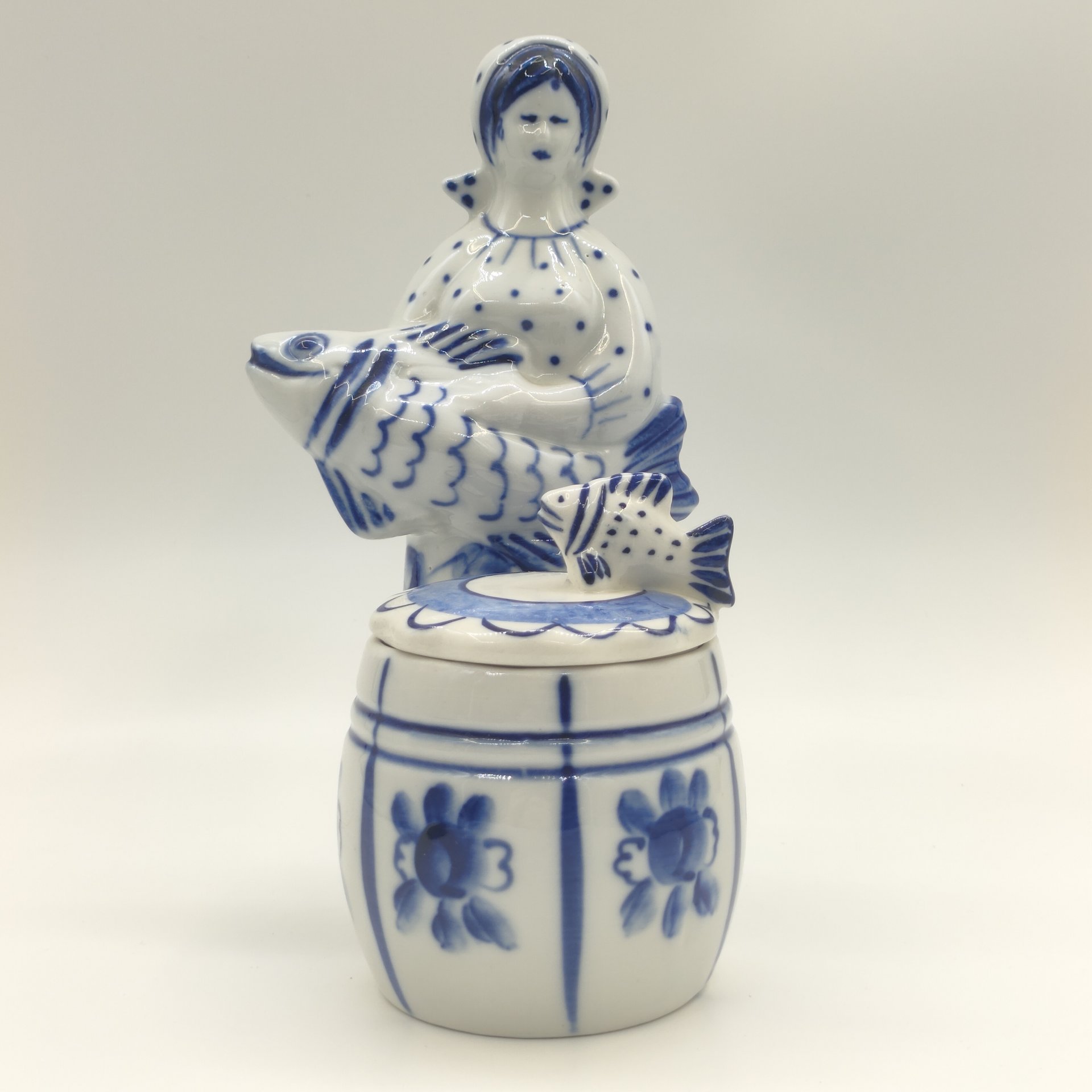 Икорница (солонка) "Рыбачка", автор З. Н. Окулова, фарфор, роспись, Объединение «Гжель», СССР, 1972-1985 гг., Объединение «Гжель»